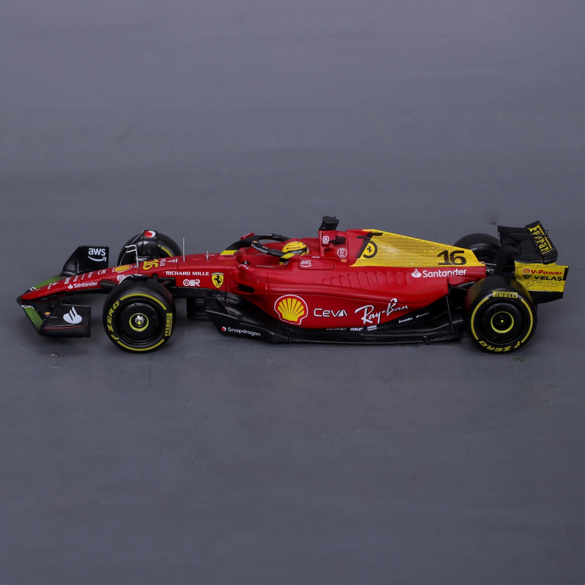 Bburago 1:24 Ferrari Racing 2022 F1 75 Leclerc #16 - Image 6