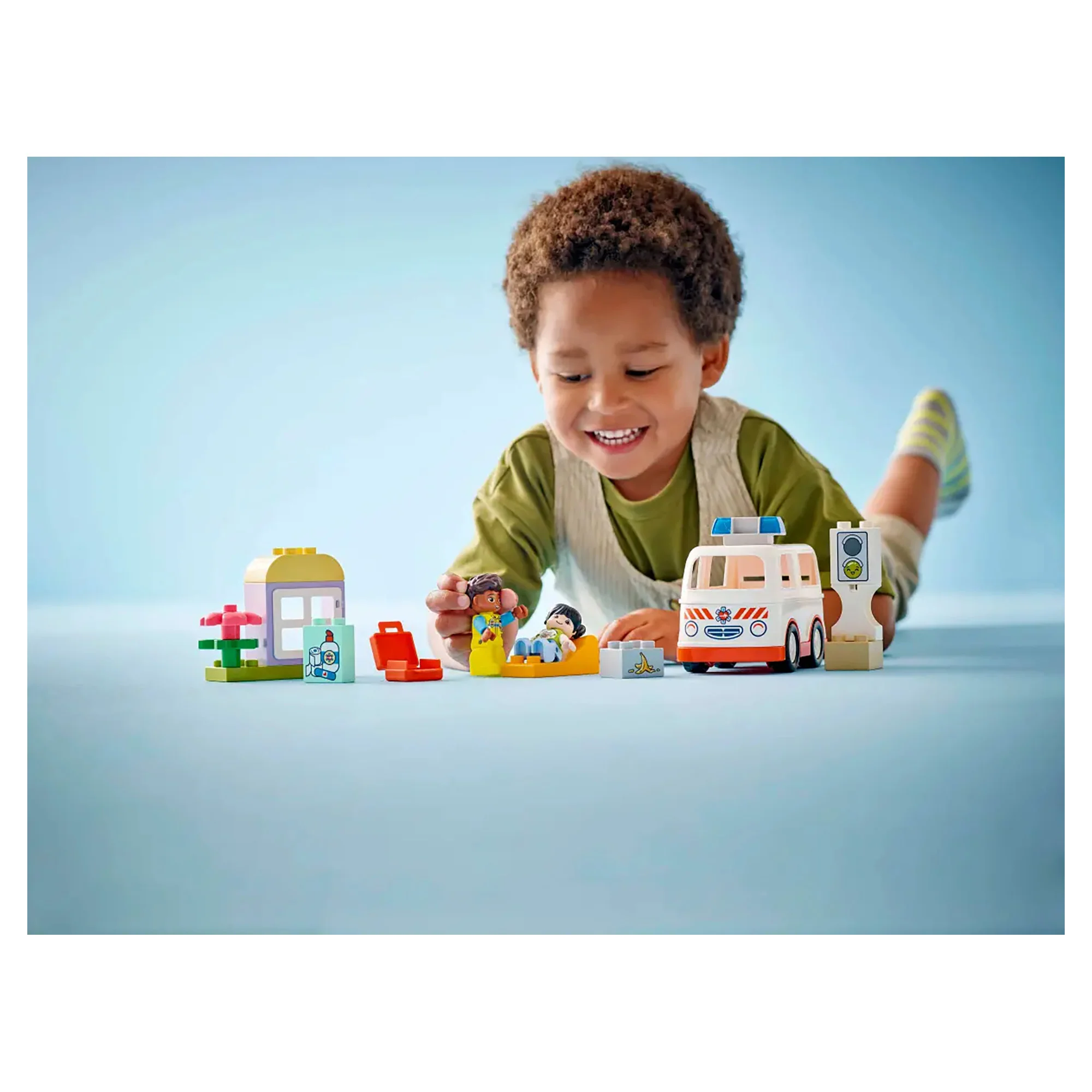 LEGO DUPLO Town Ambulance & Driver 10447 - Image 5