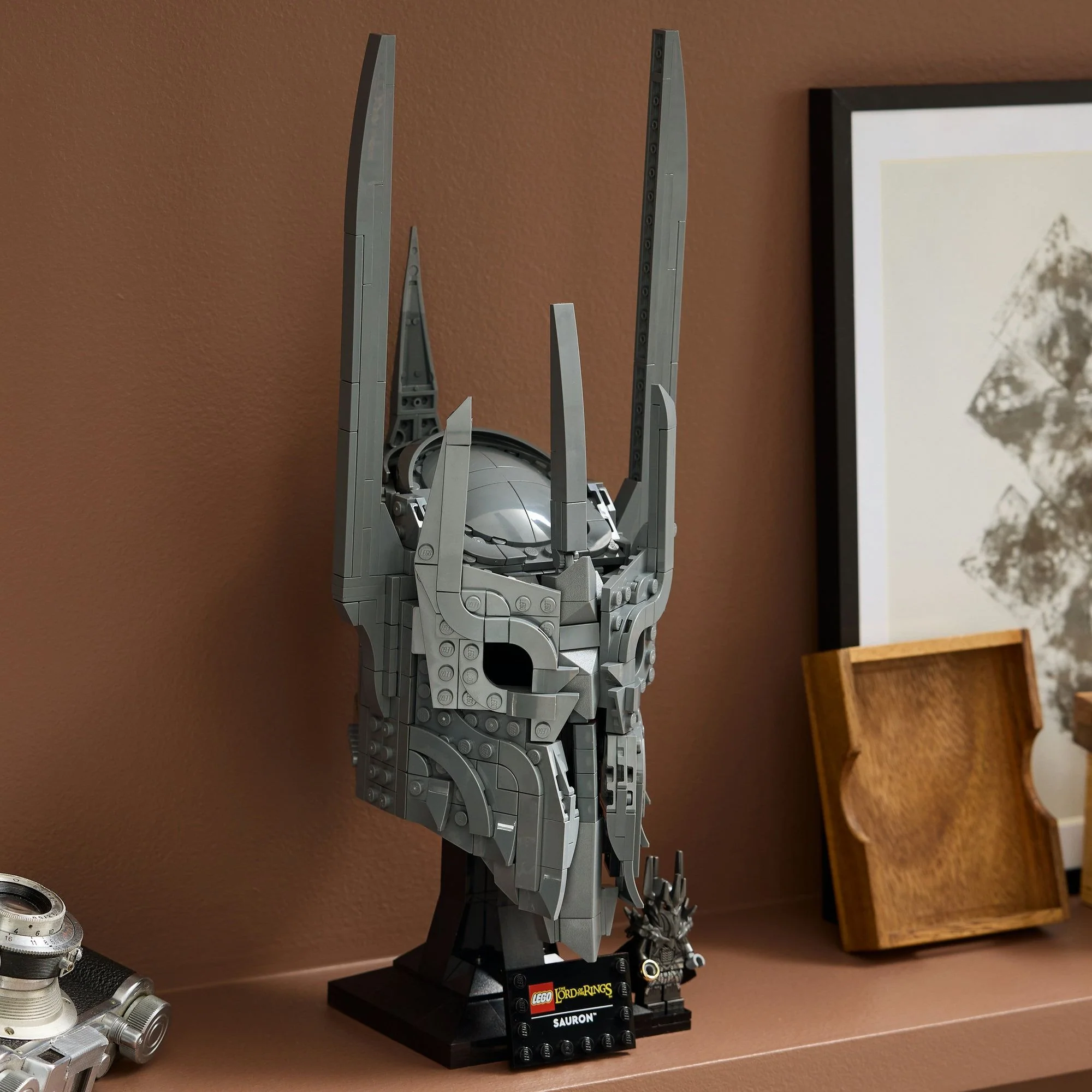 LEGO Icons The Lord of the Rings: Sauron’s Helmet - Image 3